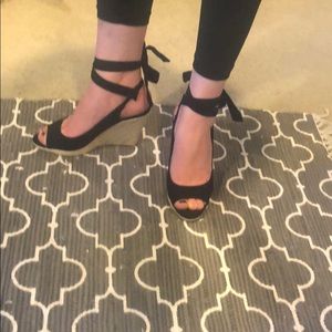 Black wedges